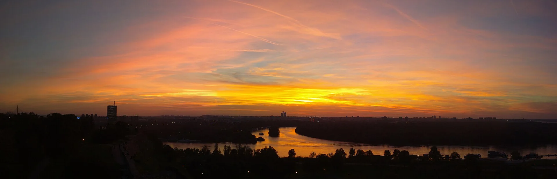 Coucher de soleil sur le confluent de la Save et du Danube à Belgrade