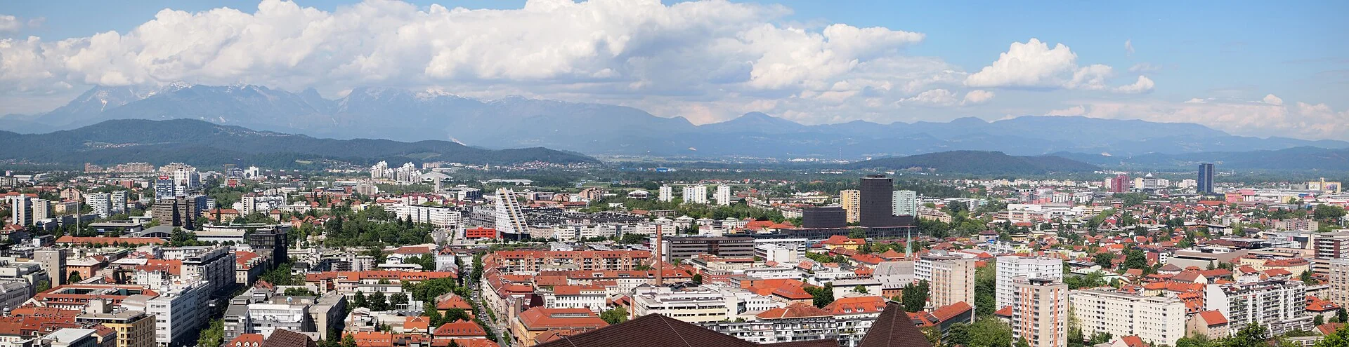 Panorama de Ljubljana et des montagnes environnantes